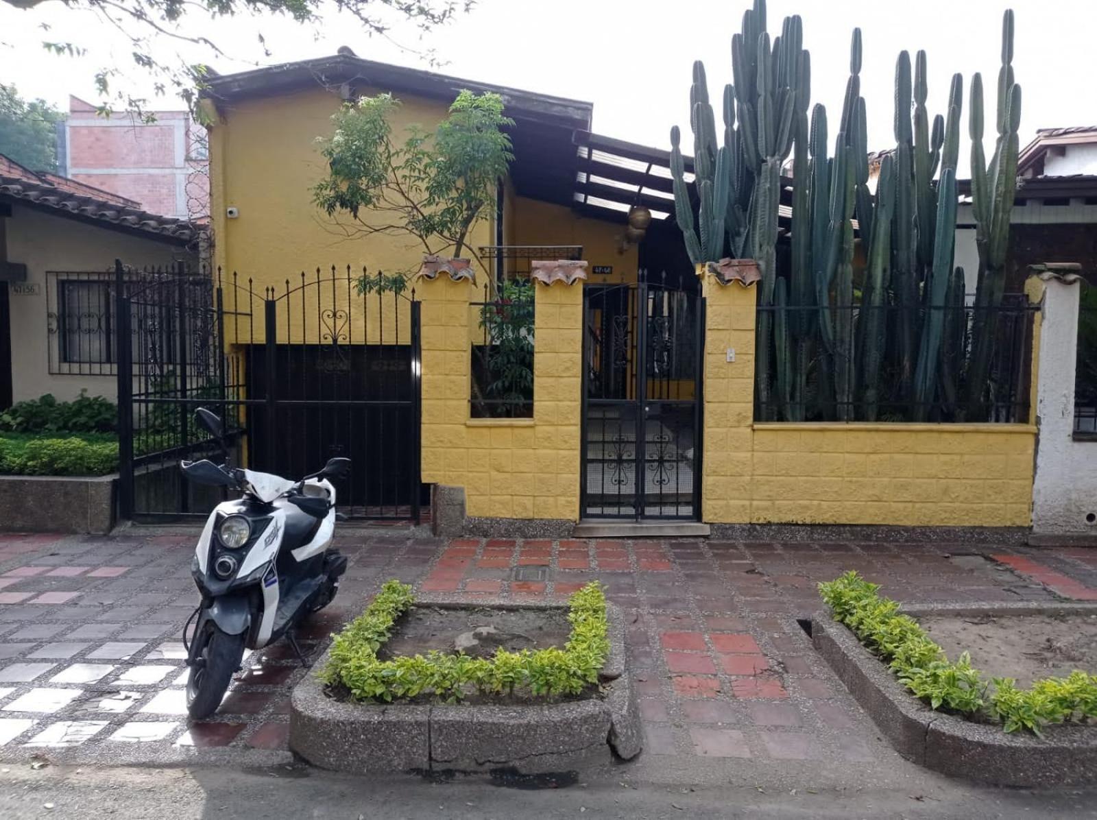 Yellow House Hostel Medellin Exterior photo