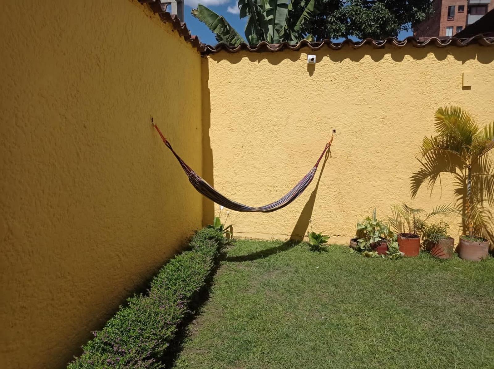 Yellow House Hostel Medellin Exterior photo