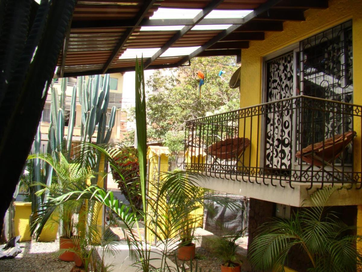 Yellow House Hostel Medellin Exterior photo